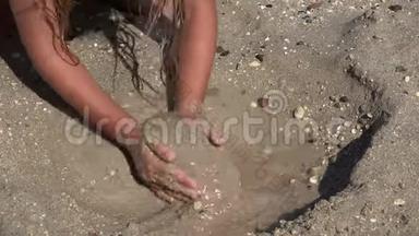 4K童手在海滩上，儿童在海滩上玩沙，女孩在海岸